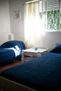 皮里亚波利斯Casa para 4 pers. con entrada de auto y parrillero的一间卧室设有两张床和窗户。