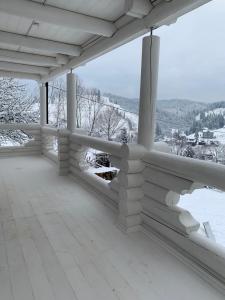 布克维Villa Olexandr&Matvii的山景雪覆盖门廊