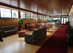 法尔西德La tana del Lupo的一间设有桌椅和红地毯的餐厅