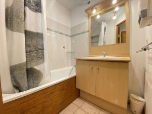 阿尔利河畔普拉兹Appartement Praz-sur-Arly, 2 pièces, 6 personnes - FR-1-603-10的一间带水槽、浴缸和淋浴的浴室