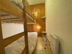 阿尔利河畔普拉兹Appartement Praz-sur-Arly, 2 pièces, 6 personnes - FR-1-603-10的一间小房间,内设两张双层床