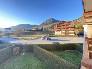 阿尔利河畔普拉兹Appartement Praz-sur-Arly, 2 pièces, 6 personnes - FR-1-603-10的享有带停车场的大楼的景色