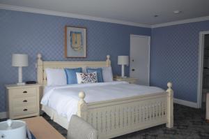 南安普敦南安普敦酒店的卧室配有白色床和蓝色的墙壁