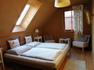 布尔格Ferienhof Idyll am kleinen Fließ的一间卧室配有一张床、两个窗户和两把椅子