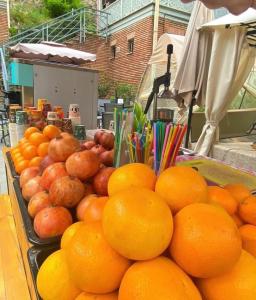 第比利斯Apartment Botanikuri 15的桌子上展示橙子和其他水果