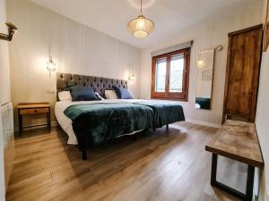 拉·格兰哈·圣·伊尔德La Granja Villa的一间卧室配有一张带绿毯的大床