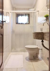 特雷齐蒂利亚斯Hospedaria Hartmann Haus的白色的浴室设有卫生间和淋浴。