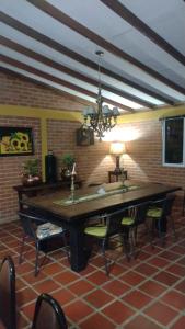 TocotáAgradable casa de campo/ finca en el Carmen Valle的配有椅子的房间里一张大木桌