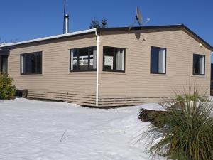 国家公园Tongariro Estate的雪中的房子