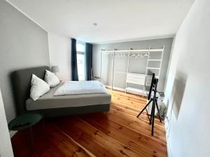 杜塞尔多夫Cityapartments Düsseldorf - Stresemannstraße的一间卧室配有一张床,铺有木地板