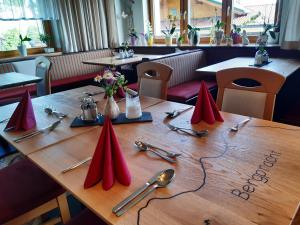 拉姆绍达赫斯坦伯格普拉特旅馆的一张木桌,上面有红色的餐巾