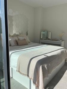 马贝拉Marbella Centre with terrace and pool的一间白色卧室,房间内设有一张大床