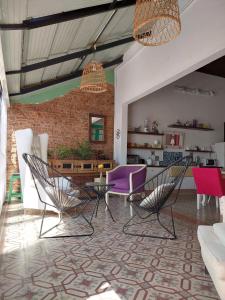布宜诺斯艾利斯Aristobulo的客厅配有椅子和砖墙