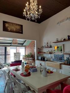 布宜诺斯艾利斯Aristobulo的厨房配有桌椅和吊灯。