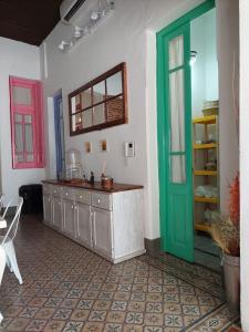 布宜诺斯艾利斯Aristobulo的一间设有柜台和绿门的房间