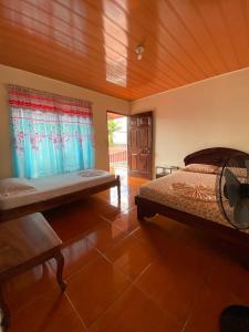 福尔图纳Cabinas Las Palmas del Sol的一间卧室设有一张床和木制天花板