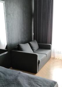 伊万诺-弗兰科夫斯克Ehostel360的客厅配有沙发和1张床