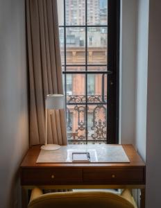 纽约Hotel Scherman的窗前带灯的桌子