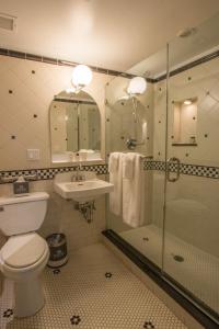 纽约Hotel Scherman的带淋浴、卫生间和盥洗盆的浴室