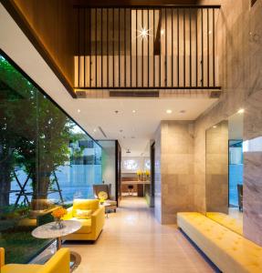 曼谷LiT BANGKOK Residence的客厅配有黄色的沙发和桌子