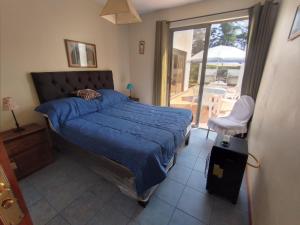 迈滕西约Casa en Marbella的一间卧室配有一张床,享有庭院的景色
