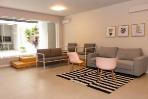 圣保罗360 Av Ipiranga的带沙发和粉红色椅子的等候室