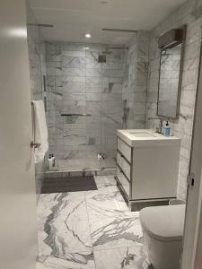 纽约Lovely 3 Bedroom Condo near Central Park的带淋浴、卫生间和盥洗盆的浴室