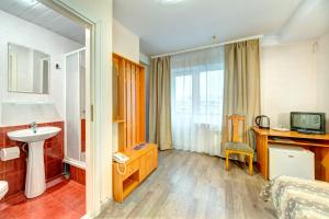基辅豪罗斯维斯基酒店的酒店客房设有水槽和浴室