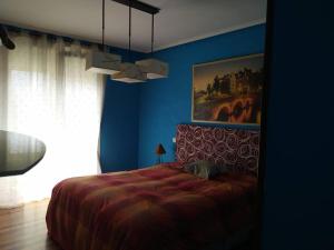 桑坦德TUS VACACIONES EN SANTANDER的一间卧室设有一张床和蓝色的墙壁