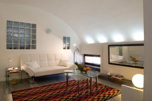 厄尔·坎皮洛·德·罗达尔Complejo La Ermita的客厅配有白色沙发和玻璃桌