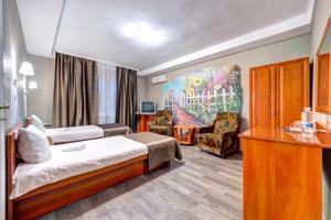 基辅豪罗斯维斯基酒店的配有一张床和一把椅子的酒店客房