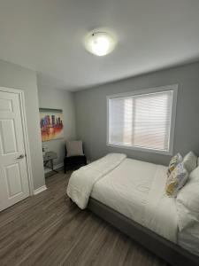 渥太华Casa LACK - Tranquila Suites 2的一间卧室设有一张大床和一个窗户。