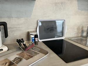 布西圣乔治Studio Meublé的带水槽的厨房台面和电视。