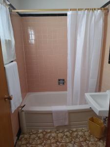 SchreiberSunset Motel的带浴缸和盥洗盆的浴室