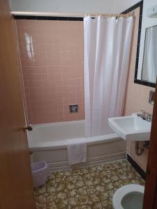 SchreiberSunset Motel的带浴缸、卫生间和盥洗盆的浴室
