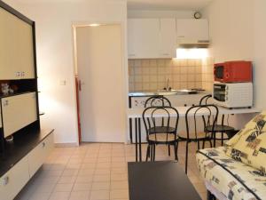 圣艾格夫Appartement Saint-Aygulf, 1 pièce, 4 personnes - FR-1-226A-89的厨房以及带沙发和椅子的客厅。