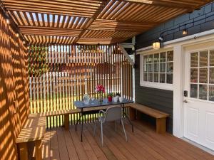 塔科马Cozy Home Conveniently Located with King Bed的一个带桌子和长凳的庭院