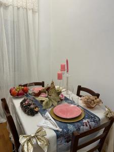 维亚雷焦Frida的餐桌,配有圣诞桌布和桌布