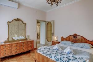 都灵Bramante House - Intero Trilocale vicino alla Metro的一间卧室配有一张床、梳妆台和镜子