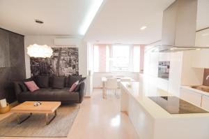 萨拉热窝Luna Deluxe Apartment & Free Parking的客厅配有沙发和桌子