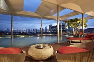 雅加达莫里西公寓式酒店的从建筑屋顶可欣赏到城市美景