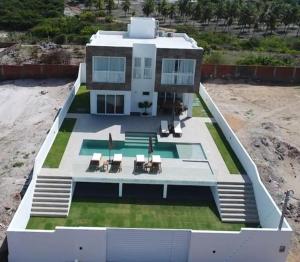 PIPA Magnifique villa moderne en front de mer内部或周边泳池景观