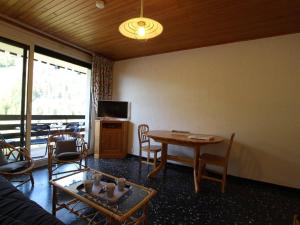 圣沙夫雷Appartement Saint-Chaffrey , 2 pièces, 6 personnes - FR-1-330E-114的客厅配有桌椅和电视。