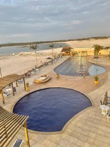 阿拉亚尔-杜卡布Arraial do Cabo - Condomínio com cara de Resort的沙滩旁的大型游泳池