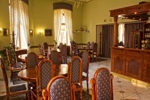 库特纳霍拉兹拉塔斯特奥普酒店的一间用餐室,内设桌椅