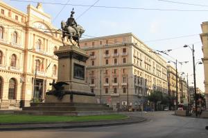 那不勒斯玻薇欧套房酒店的建筑物前街道中间的雕像