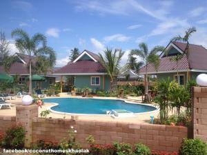 蔻立考拉椰子屋假日公园的房屋前的游泳池