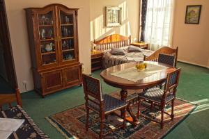 库特纳霍拉兹拉塔斯特奥普酒店的客厅配有木桌和椅子