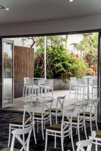 拜伦湾Vali Byron的庭院里摆放着一组白色的桌椅