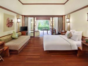 茂物诺富特茂物高尔夫度假酒店的一间带大床的卧室和一间客厅